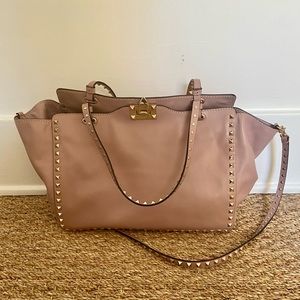 Valentino Vitello Rockstud Pre-owned Medium Mauve Leather Handbag.